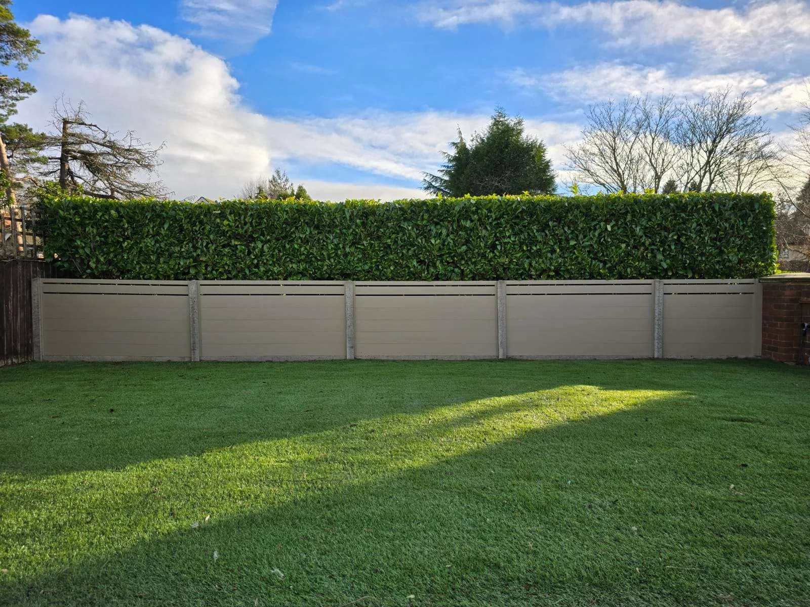 Sand-coloured aluminium fencing example